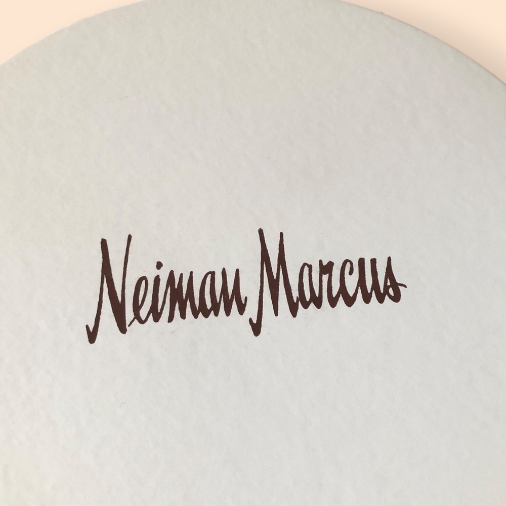 Vintage Neiman Marcus Logo Hat Box Round w/ Handle 16x6.5” Ivory Cream Clean - Picture 4 of 7